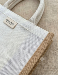 Sac fourre-tout en jute écologique de qualité supérieure, personnalisable avec logo, réutilisable pour les courses, le commerce de détail, l'usage quotidien et la promotion de marque - Product Image 5