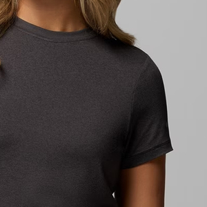 Design élégant à manches courtes, vêtements décontractés pour les acheteurs en gros, inspiration classique, coton / T-shirt à col rond pour femme à manches courtes avec logo - Product Image 4
