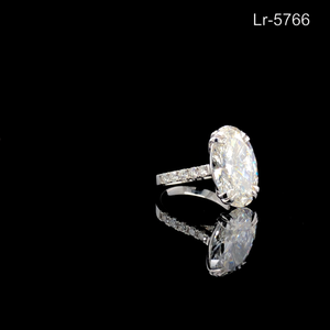 Bague de fiançailles ovale en diamant de laboratoire IGI 4,20 CTW avec pavé, en or blanc 14K plaqué rhodium, bijou tendance pour anniversaire - Product Image 2
