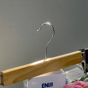 Perchas de madera duraderas de alta calidad con clips de acero inoxidable para pantalones y vestidos, venta al por mayor, MOQ bajo, desde Vietnam - Product Image 4