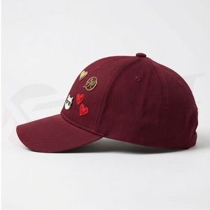 Gorra de béisbol rojo granate con adornos de metal surtidos y corazón felino, estilo de moda de verano para hombre, cómoda y a la moda. - Product Image 3