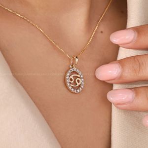 Colgante de Astrología del Cáncer Atemporal con Halo Brillante, Diseño del Zodíaco, Símbolo del Cáncer, Collar con Colgante Redondo de Diamantes - Product Image 2