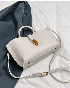 Sac fourre-tout antivol en cuir PU pour femme avec bandoulière amovible, fermeture éclair, compartiment pour ordinateur, minimaliste, marron - Product Image 3