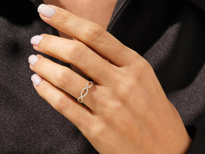 Anillo de Oro Amarillo de 14K con Diamante Cultivado en Laboratorio con Diseño Infinito - Product Image 2