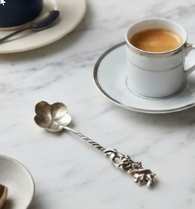Cuillère à thé en métal plaqué argent avec motif floral, manche long, finition miroir, durable, pour occasions de mariage, ustensile de service décoratif - Product Image 3