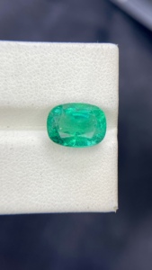 Émeraude naturelle certifiée du Zambie, taille coussin, avec une belle couleur et un lustrage remarquable, pierre précieuse non montée, 3,70 carats - Product Image 2