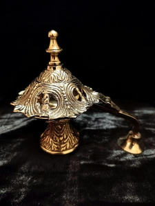 Mabkhara traditionnelle en laiton avec couvercle perforé pour brûler le loban et le bakhoor - Product Image 4