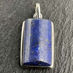 Collier pendentif vintage en argent sterling et lapis-lazuli, fait main, bijou en pierre précieuse bleue, cadeau élégant pour femme - Product Image 1