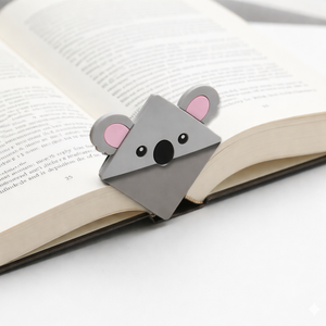 ที่คั่นหนังสือมุม PVC ดีไซน์ดั้งเดิม ใช้ซ้ำได้ คุณภาพดี เหมาะสำหรับเครื่องเขียนสำนักงาน ของขวัญ กลับไปโรงเรียน รับผลิตแบบ OEM ODM ลายโคอาล่า - Product Image 1