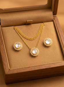 Colgante de oro de 18 quilates inspirado en la realeza británica, estilo lindo con diamantes y pedrería, conjunto de colgantes chapados en oro. - Product Image 4
