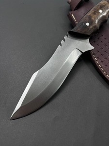 Couteau de chasse et de survie Bowie à lame fixe, fait main, en acier Damas, à pointe clip, à bord biseauté, avec manche en bois et en acier - Product Image 6