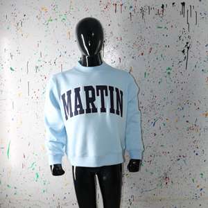 Sudadera MARTIN SKY BLUE con cuello alto, 100% azul, con apliques bordados, cuello ancho, hilos finos - Product Image 1