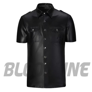เสื้อเชิ้ตแขนสั้นลำลองผู้ชายสีดำ หนัง PU หนังเทียม ปกคอเสื้อแบบพับได้ สไตล์นักขี่มอเตอร์ไซค์ สีพื้น หนัง PU คุณภาพพรีเมียม - Product Image 4