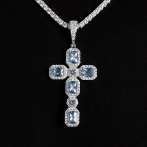 Pendentif croix bleue de luxe |   Charme Croix Religieuse en Or Blanc Sertie de Pierres |   Pendentif de collier hip-hop taille émeraude pour hommes et femmes - Product Image 3
