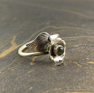 Bague en pierre de labradorite de forme ronde, style vintage, motif floral (3,1 grammes), cadeaux tendance pour toutes les occasions, légère à porter - Product Image 4