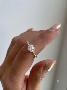 Anillo de Compromiso Solitario de Diamante Cultivado en Laboratorio, Corte Brillante Redondo, Oro Amarillo de 14K, Banda Pavé, Regalo - Product Image 2