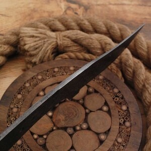Couteau de cuisine, de chasse et de camping en acier de Damas, à lame droite à pointe clip, entièrement forgé à la main par un forgeron médiéval - Product Image 2