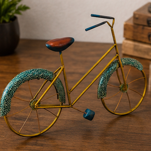 Sculpture artistique de vélo en laiton plaqué or pour décoration intérieure avec garde-boue à motifs verts et siège rouge - Product Image 2