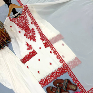 Ensemble prêt-à-porter BLOSSOM FABRIC : Haut, pantalon et dupatta en soie Chinon avec broderies lourdes, style moderne pour soirée, par le créateur. - Product Image 1