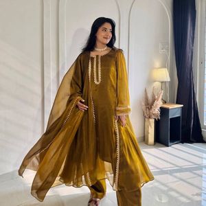 ชุดเดรสผ้าชีฟองเนื้อหนัก Burberry ดีไซน์หรูหรา พร้อมลูกไม้ประดับอย่างสวยงาม กางเกงปาลาซโซ่ และผ้าคลุมไหล่เข้าชุด สำหรับผู้หญิง สวมใส่ในงานแต่งงาน งานเลี้ยง และงานเฉลิมฉลองต่างๆ - Product Image 2