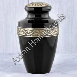 Urne élégante en laiton avec détails artisanaux Conteneur commémoratif durable et décoratif par Axiom Home Accents - Product Image 4