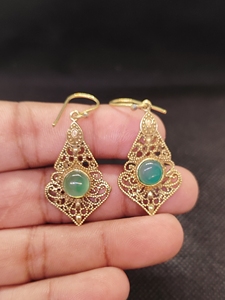 Pendientes de Latón con Ónix Verde |   Pendientes colgantes con gemas en tono dorado |   Joyería de Latón al por Mayor - Product Image 2