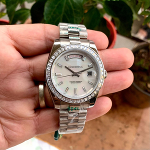 Montre de luxe en acier inoxydable avec cadran en nacre, index baguette, lunette sertie de diamants, mécanique de haute qualité, style Hip Hop - Product Image 1