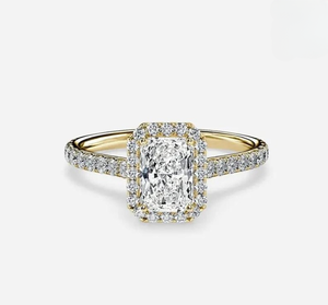 Bague de fiançailles personnalisable vintage en or jaune 18 carats avec diamant de laboratoire taille radiant de 1,50 carat, clarté VS1, couleur F, halo et diamants latéraux - Product Image 1