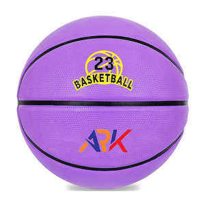 Ballon de basketball de haute qualité avec une construction durable et une prise confortable pour les séances en intérieur et en extérieur - Product Image 1