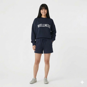 Ensemble haut à col montant et short pour femme, en tissu polaire, style streetwear, haute précision de conception - Product Image 1