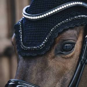 Bonnet d'oreille pour cheval en maille personnalisé avec garniture en strass, noir, respirant, équipement d'équitation - Product Image 4