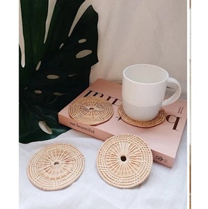 Nouvelles créations originales très demandées : ensemble de dessous-de-verre ronds en rotin tressé à la main, 10 cm, pour la décoration de table, en gros. - Product Image 2