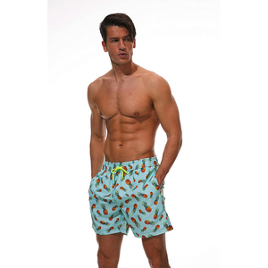 Restez à la mode cet été avec notre dernière collection de shorts de bain pour hommes : des imprimés audacieux, des couleurs rétro et des coupes modernes pour tous les styles. - Product Image 3