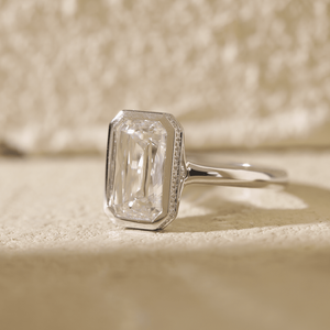 Bague solitaire minimaliste en diamant de laboratoire taille émeraude 3 carats, sertissage architectural élégant en or blanc 14 carats, bague de mariage - Product Image 2