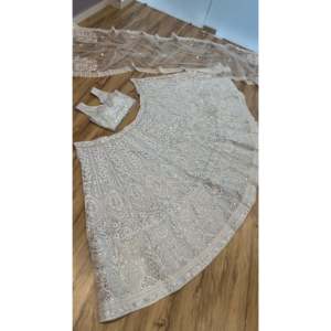 ชุดเลเฮนกาโชลีสำหรับงานปาร์ตี้ ดีไซน์เนอร์ออกแบบ ตกแต่งด้วยงานปักเลื่อมและด้าย ทำจากวัสดุโพลีเอสเตอร์ที่ทนทาน - Product Image 4