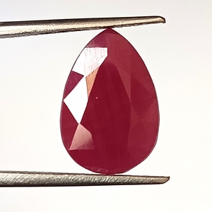 Pierre précieuse naturelle en rubis africain de 7,90 carats, taille poire, facettée, non montée - Product Image 2