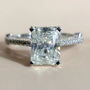 Anillo de compromiso de diamante cultivado en laboratorio con corte radiante premium en oro blanco, elegante joya de boda para ella. - Product Image 6