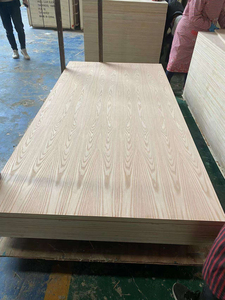 Bûches de chêne européen de haute qualité en vrac pour les marchés de gros, la fabrication de meubles, les revêtements de sol et la construction, exportation - Product Image 1