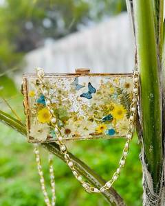 Boîte à bijoux en résine transparente faite à la main, design moderne et élégant, motif floral, détail peint à la main avec un ange, pour la décoration de mariage - Product Image 1