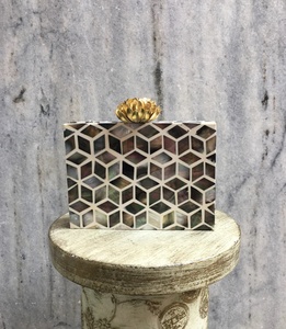 Pochette incrustée de nacre au design géométrique fait à la main pour les soirées, les mariages et les événements de mode de luxe - Product Image 6