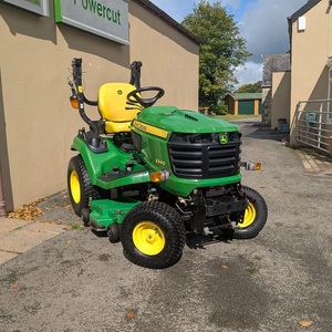 Améliorez votre travail en extérieur avec la tondeuse autoportée John Deere X940. Qualité supérieure, système de coupe robuste, conduite fluide. - Product Image 4