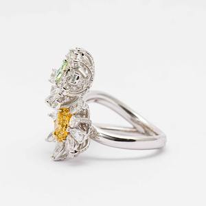 Anillo de Compromiso de Oro Blanco de 14K con Diamante de Corte Cuadrado de 4.76ct, Diseño de Tres Flores en Racimo, Joyería de Lujo - Product Image 3