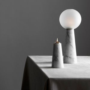 Bougie de luxe bicolore rose et blanc, dans un vase en marbre avec élégante bande métallique dorée, pour la décoration intérieure - Product Image 5