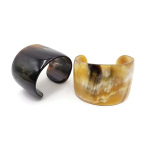 Brazalete Clásico Hecho a Mano con Cuerno de Búfalo, Pulido, con Patrón Natural, Joyería Ecológica para Mujer - Product Image 1