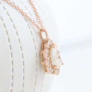 Collar con Colgante de Diamante Cultivado en Laboratorio con Halo de Perlas en Oro Rosa - Product Image 4
