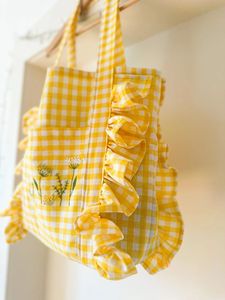 Sac fourre-tout en coton jaune à carreaux avec volants et broderies, style bohème estival, sac de shopping - Product Image 1