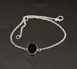 Pulsera minimalista de plata 925 con baño de rodio y cadena, con gema de ónix negro natural de 8x10 mm en forma ovalada y engaste en bisel, para mujer, ideal para regalo. - Product Image 1
