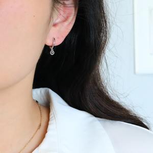 Pendientes de Aro Huggie con Bisel de Oro Sólido de 14K y Diamantes Negros de 10mm, Joyería Minimalista y Elegante, Regalo para Mujer - Product Image 5