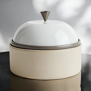 Casserole minimaliste en cuir avec couvercle en métal sculpté, idéale pour le bureau, la cantine, la restauration et la présentation élégante des aliments. - Product Image 2