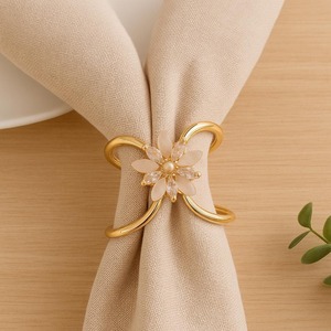 Anillo para servilletas con diseño de flor de cristal, perfecto para realzar la presentación de la mesa en restaurantes, hoteles y resorts. Venta al por mayor desde India. - Product Image 3